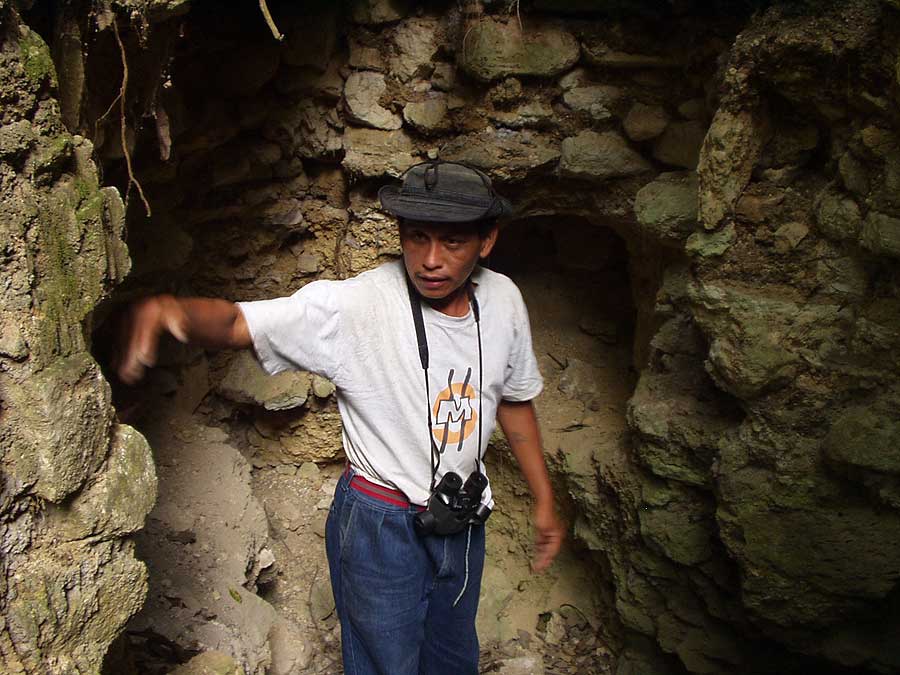 Looters Dig - Local Guide Victor  - El Peru - Maya Expeditions